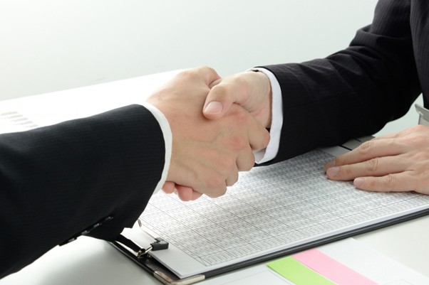 握手するビジネスマン