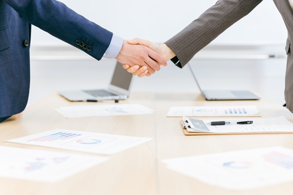 握手するビジネスマン