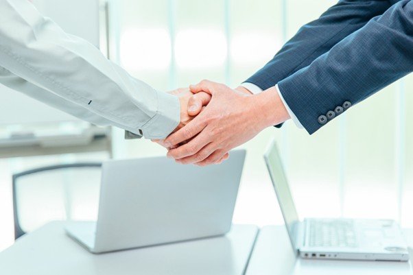 握手を交わす二人