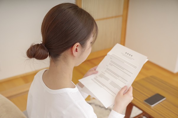 書面を読む女性