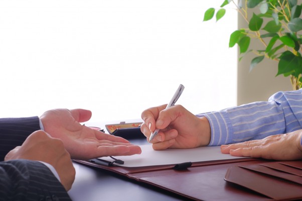 書類にサインする男性