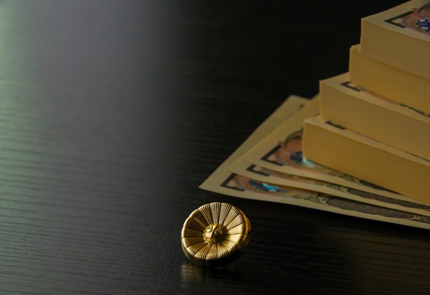 札束と弁護士バッジ