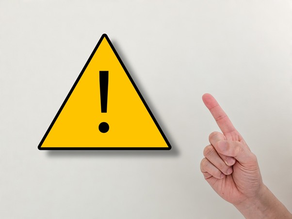 注意点のマークと指