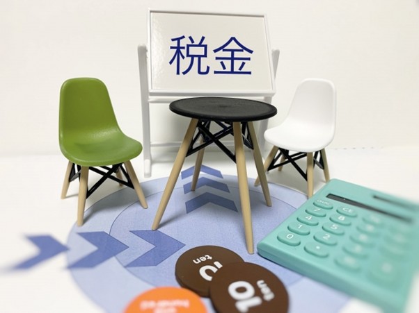 税金と書かれたホワイトボードとイス