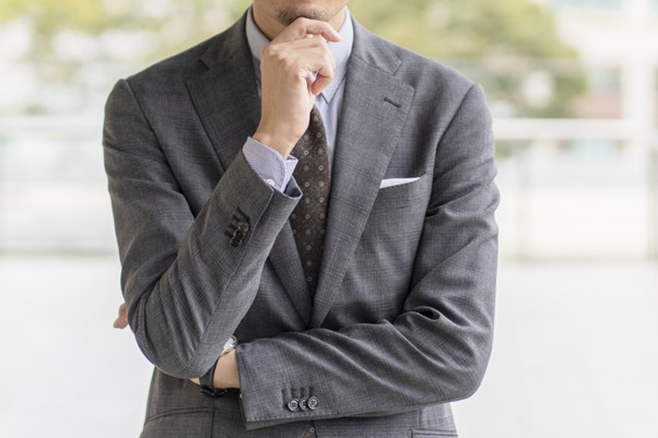 考え事をするビジネスマン