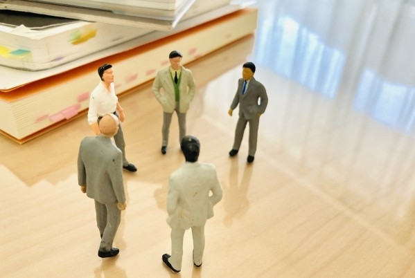 話し合うビジネスマンたち