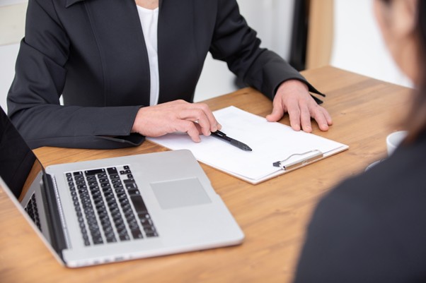 説明するスーツ姿の女性