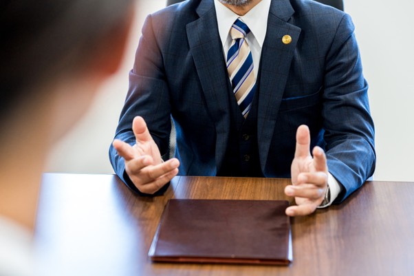 説明する弁護士