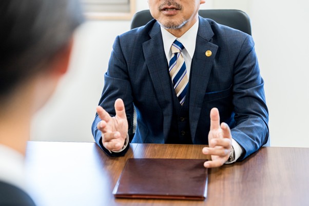 説明する弁護士