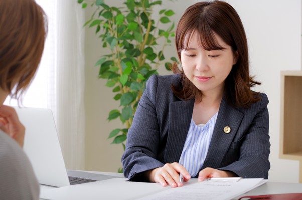 説明をする女性弁護士