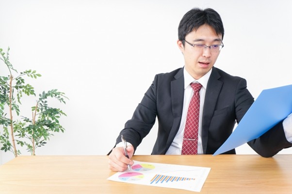 資料をみて困るビジネスマン