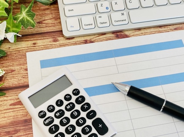 電卓とPC、文房具