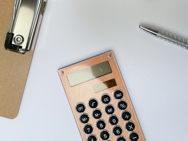 電卓とバインダー