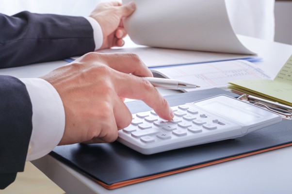 電卓を扱うビジネスマン