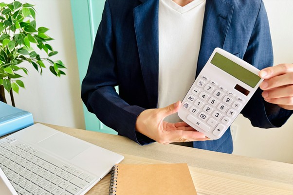 電卓を持つビジネスマン