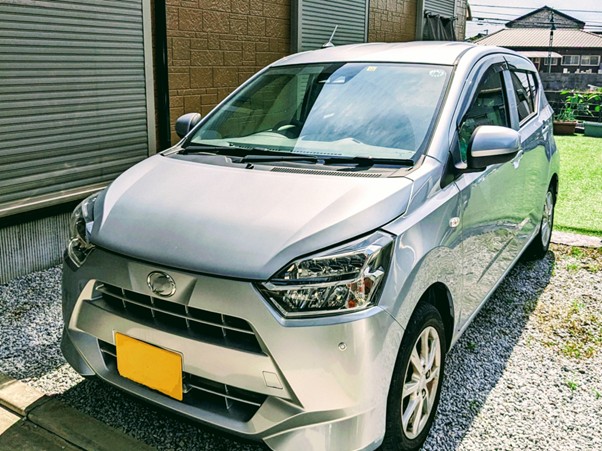 駐車場にとまる車