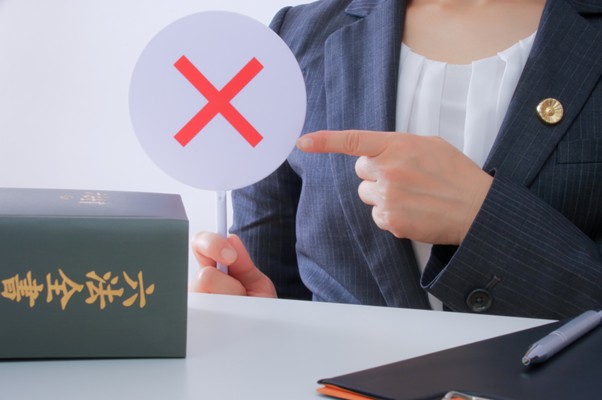 ✕マークを持つ女性弁護士