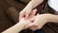 ハンドマッサージする女性