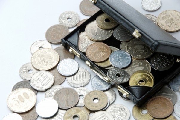 財布からこぼれる硬貨