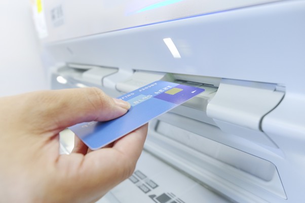 ATMにキャッシュカードを入れる手