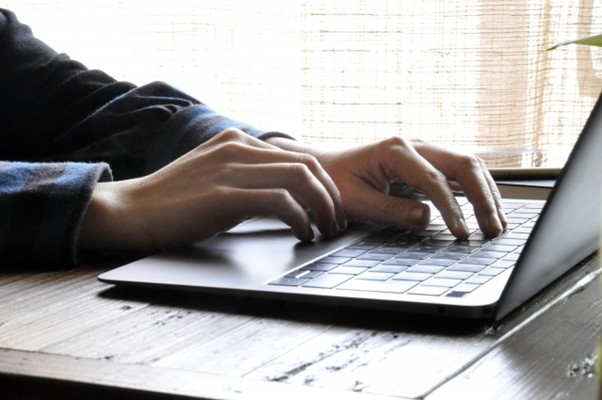 PC作業をする人