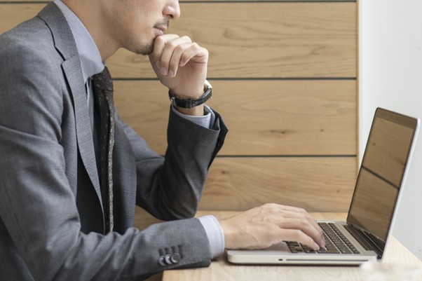 PC操作をする男性