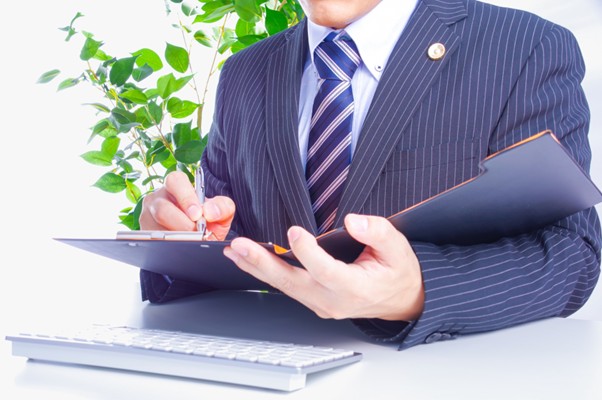 書類に書きこむ弁護士