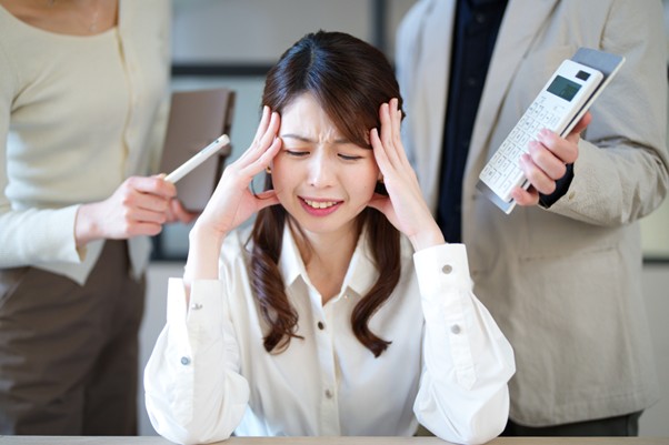 頭を抱える女性