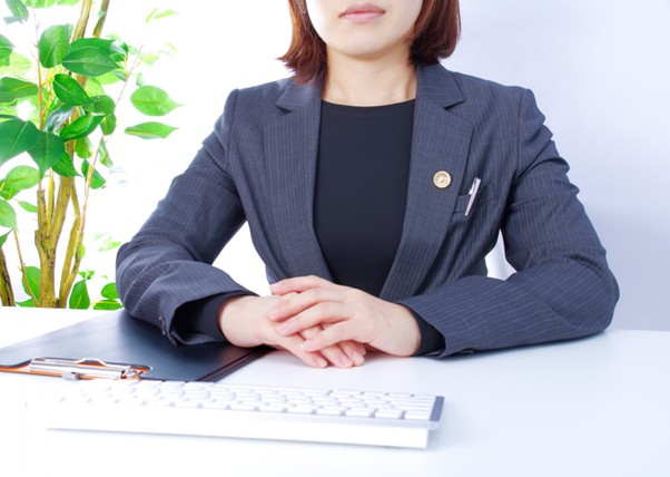 腕を組む女性弁護士