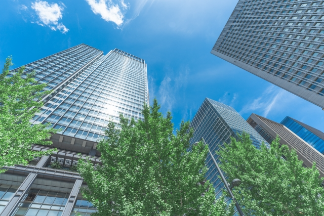 丸の内の高層ビル群と青空