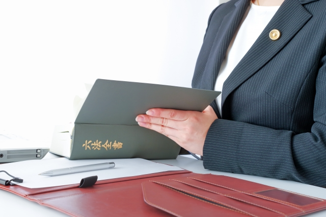 法律書を読む女性弁護士
