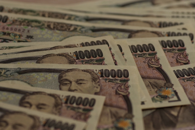 お金 現金 1万円

