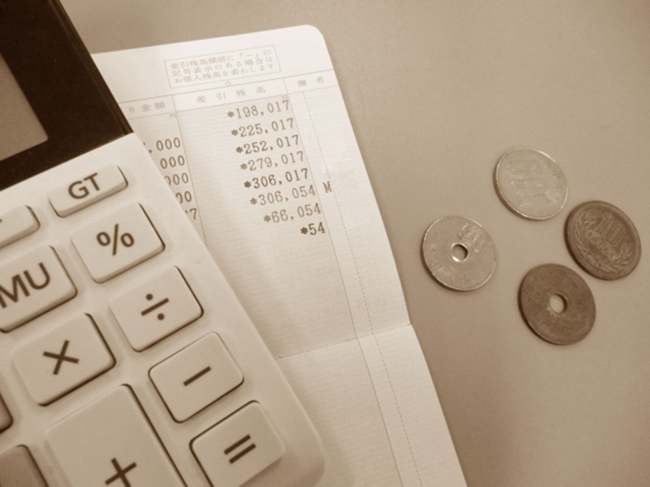 通帳と小銭と電卓