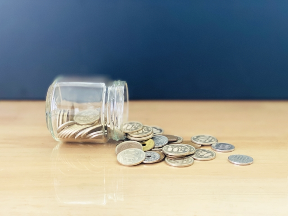 瓶が倒れてこぼれた小銭