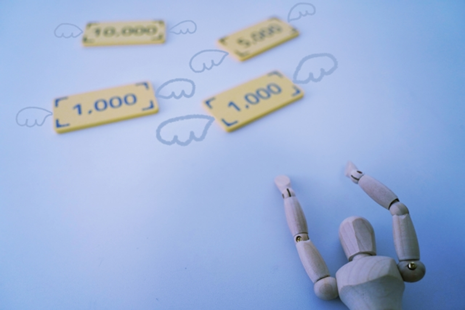 お金に羽が生えて飛んで行くのを捕まえようとするデッサン人形