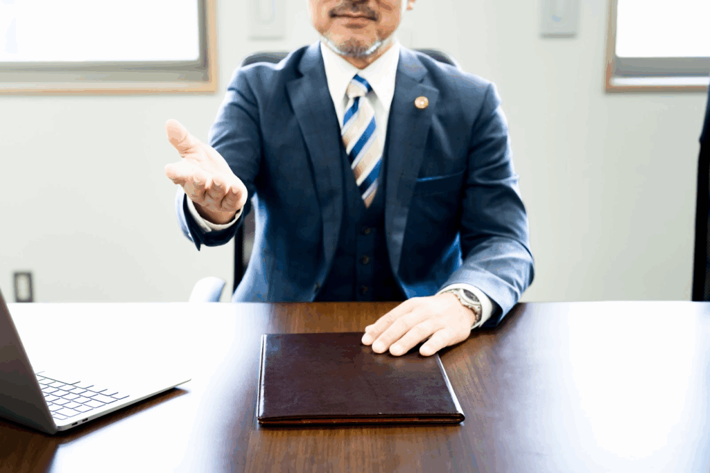 手を差し伸べる男性弁護士