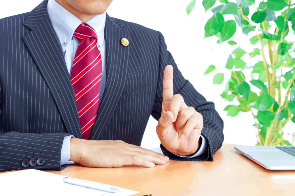説明する男性弁護士