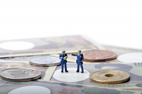 お札と硬貨と人形