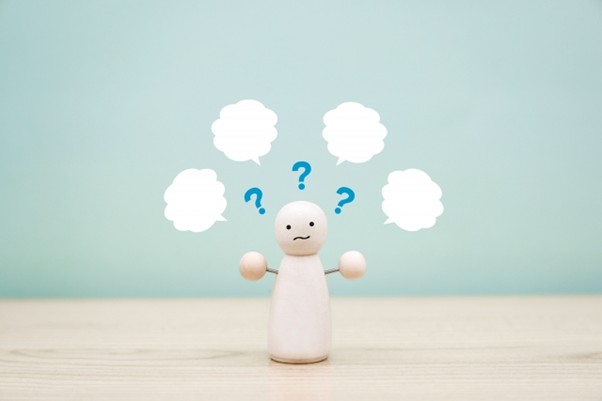 はてなマークと人形