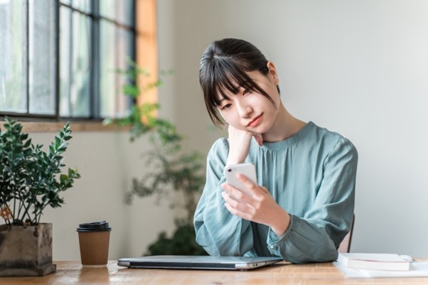スマホを眺める女性