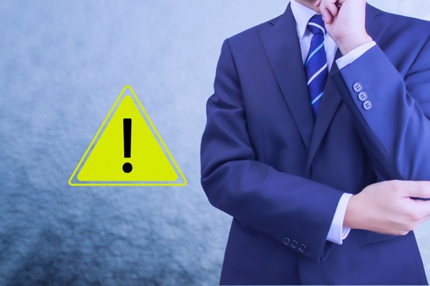 ビックリマークと考えるビジネスマン