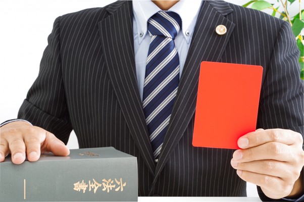 レッドカードを持つ弁護士