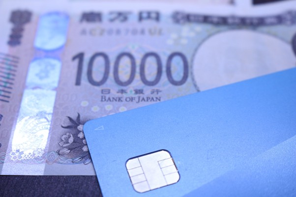 一万円札とカード