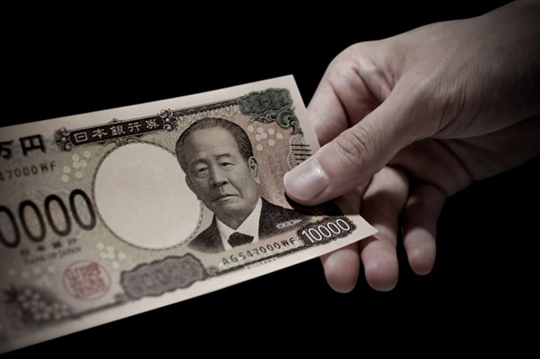 一万円札を持つ手