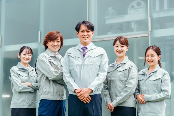 作業服を着た人たち