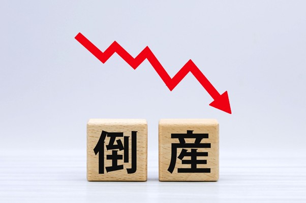 倒産の積み木と矢印