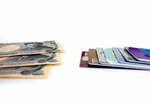 千円札とカード