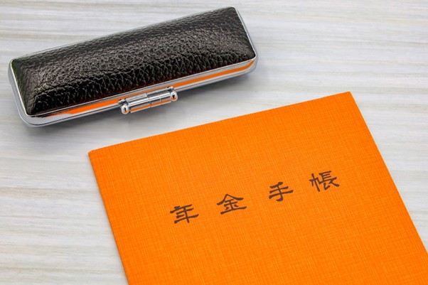 年金手帳と印鑑