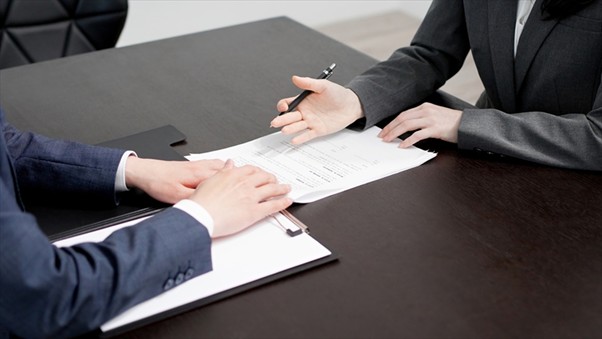 打合せを行うビジネスマン