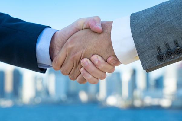 握手するビジネスマン